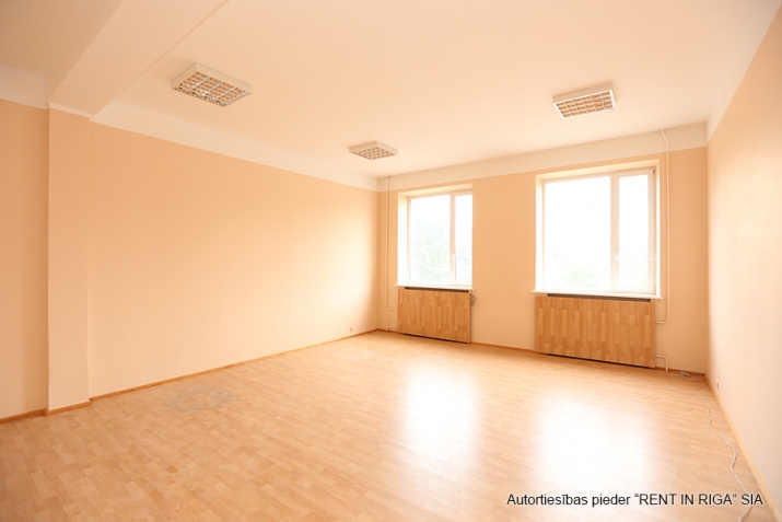 Sludinājumi. Tikko izremontēs biroja telpas ēkas pirmajā stāvā.  + Ar automašīnu 8 min līdz Alfai, 20 min līdz Cena: 396 EUR/mēn Foto #1