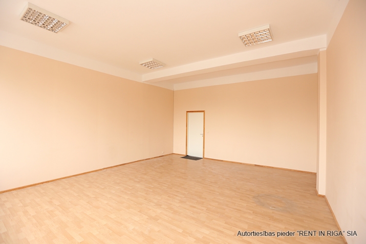 Sludinājumi. Tikko izremontēs biroja telpas ēkas pirmajā stāvā.  + Ar automašīnu 8 min līdz Alfai, 20 min līdz Cena: 396 EUR/mēn Foto #2