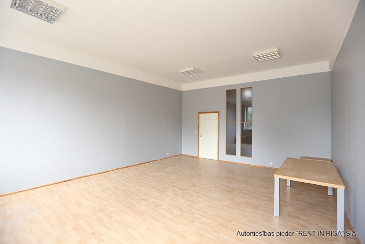 Sludinājumi. Remontētas biroja telpas ēkas pirmajā stāvā.  + Ar automašīnu 8 min līdz Alfai, 20 min līdz Cena: 264 EUR/mēn Foto #2