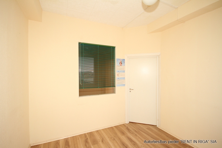 Sludinājumi. Iznomā biroja telpas 5 minūšu gājienā no Domina Shopping Braslas ielā 20.  1 telpa. Katrā stāvā ir Cena: 180 EUR/mēn Foto #4