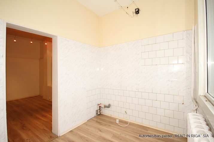 Sludinājumi. Iznomā biroja telpas 5 minūšu gājienā no Domina Shopping Braslas ielā 20.  1 telpa. Katrā stāvā ir Cena: 180 EUR/mēn Foto #5