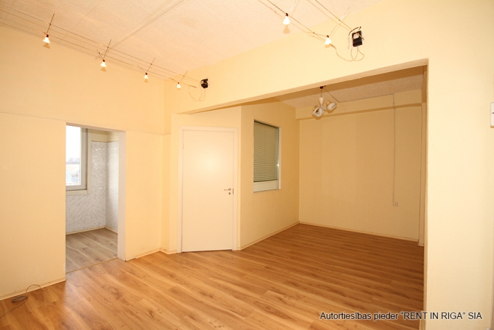Sludinājumi. Iznomā biroja telpas 5 minūšu gājienā no Domina Shopping Braslas ielā 20.  1 telpa. Katrā stāvā ir Cena: 180 EUR/mēn Foto #1