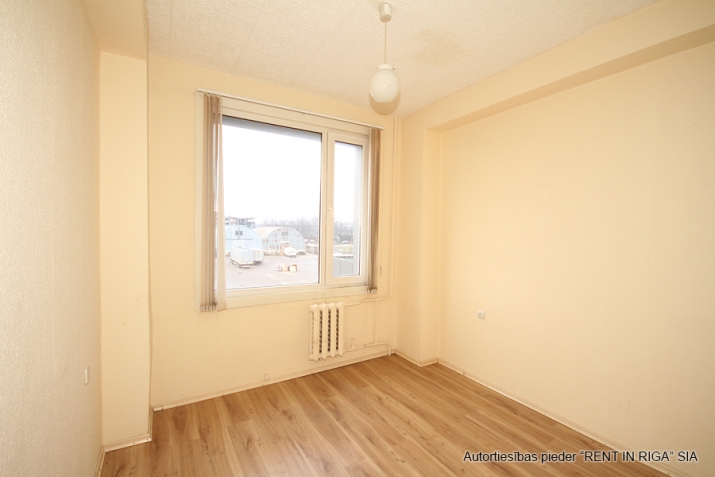 Sludinājumi. Iznomā biroja telpas 5 minūšu gājienā no Domina Shopping Braslas ielā 20.  1 telpa. Katrā stāvā ir Cena: 180 EUR/mēn Foto #2