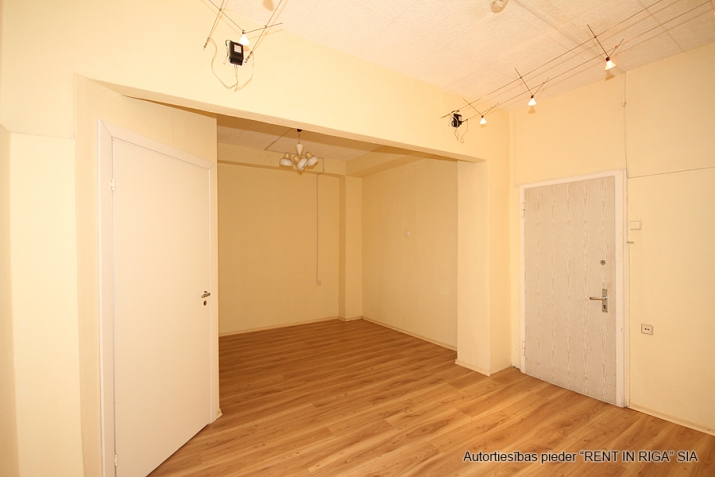 Sludinājumi. Iznomā biroja telpas 5 minūšu gājienā no Domina Shopping Braslas ielā 20.  1 telpa. Katrā stāvā ir Cena: 180 EUR/mēn Foto #3