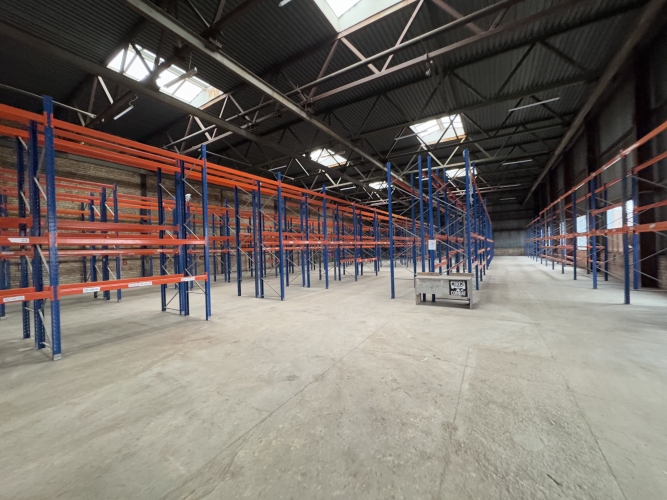 Sludinājumi. Iznomā neapkurināmas noliktavas telpas t/c \'Domina\' rajonā.  + 1. stāvs; + Plauktu sistēma; + Gluda Cena: 7200 EUR/mēn Foto #4