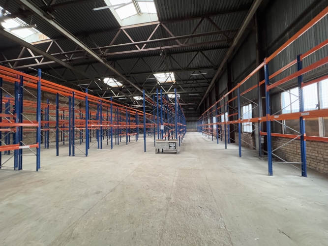 Sludinājumi. Iznomā neapkurināmas noliktavas telpas t/c \'Domina\' rajonā.  + 1. stāvs; + Plauktu sistēma; + Gluda Cena: 7200 EUR/mēn Foto #3