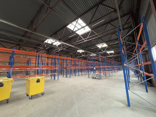 Sludinājumi. Iznomā neapkurināmas noliktavas telpas t/c \'Domina\' rajonā.  + 1. stāvs; + Plauktu sistēma; + Gluda Cena: 7200 EUR/mēn Foto #2