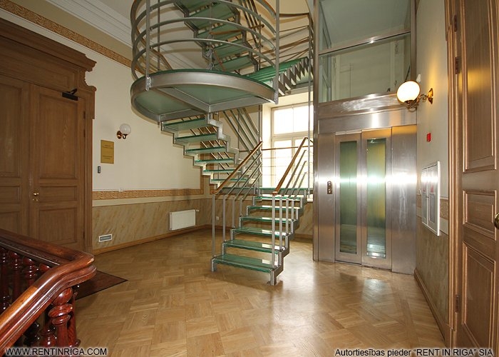 Sludinājumi. Iznomā biroju vienā no Rīgas visprestižākajām biroju ēkām. Ēka atrodas vēstniecību rajonā, pretī Cena: 2980 EUR/mēn Foto #3
