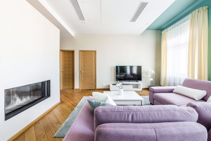 Sludinājumi. Augstas kvalitātes dzīvoklis Vecrīgas sirdī ar skatu uz Līvu laukumu.  Kapitāli Cena: 450000 EUR Foto #1