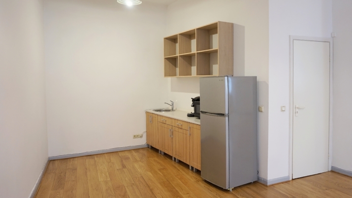 Sludinājumi. Telpas ar labu auru būs lieliski piemērotas draudzīgam, saliedētam kolektīvam. Tiek iznomātas Cena: 780 EUR/mēn Foto #4