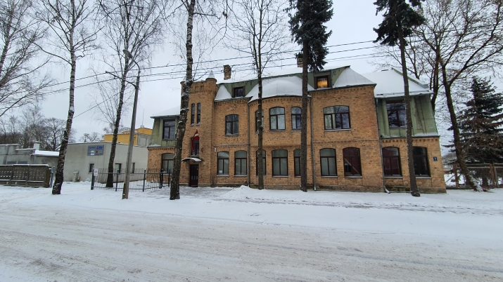 Sludinājumi. Birojs stratēģiski izdevīgā vietā.  + 3 izolētas biroju telpas; + 1 open space telpa birojam vai kā Cena: 890 EUR/mēn Foto #1