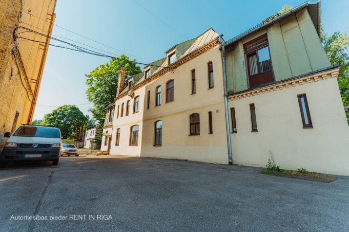 Sludinājumi. Birojs stratēģiski izdevīgā vietā.  + 3 izolētas biroju telpas; + 1 open space telpa birojam vai kā Cena: 890 EUR/mēn Foto #2