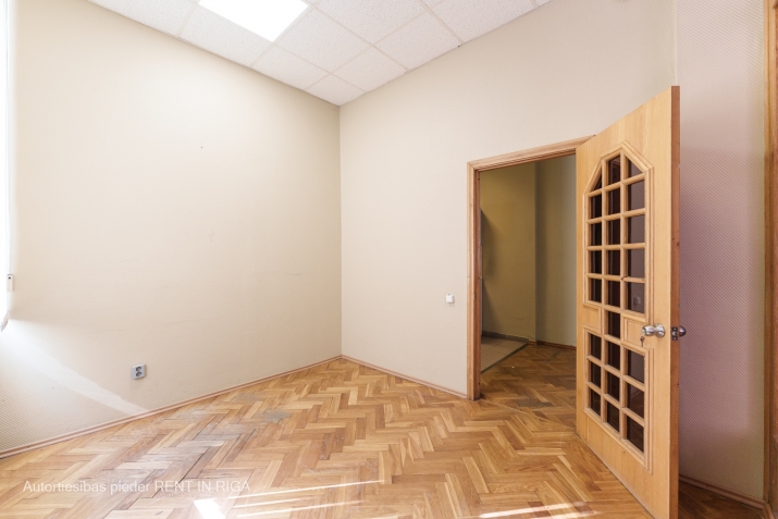 Sludinājumi. Birojs stratēģiski izdevīgā vietā.  + 3 izolētas biroju telpas; + 1 open space telpa birojam vai kā Cena: 890 EUR/mēn Foto #7