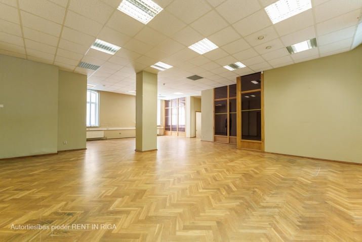 Sludinājumi. Birojs stratēģiski izdevīgā vietā.  + 3 izolētas biroju telpas; + 1 open space telpa birojam vai kā Cena: 890 EUR/mēn Foto #3