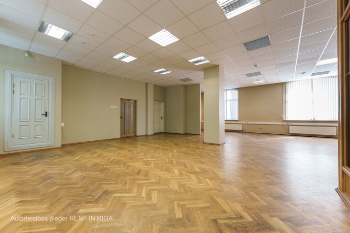 Sludinājumi. Birojs stratēģiski izdevīgā vietā.  + 3 izolētas biroju telpas; + 1 open space telpa birojam vai kā Cena: 890 EUR/mēn Foto #4