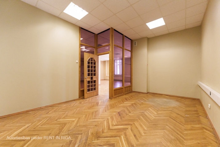 Sludinājumi. Birojs stratēģiski izdevīgā vietā.  + 3 izolētas biroju telpas; + 1 open space telpa birojam vai kā Cena: 890 EUR/mēn Foto #5