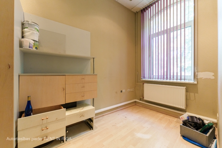 Sludinājumi. Birojs stratēģiski izdevīgā vietā.  + 3 izolētas biroju telpas; + 1 open space telpa birojam vai kā Cena: 890 EUR/mēn Foto #9