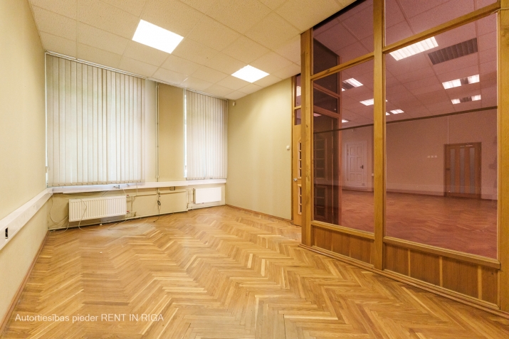 Sludinājumi. Birojs stratēģiski izdevīgā vietā.  + 3 izolētas biroju telpas; + 1 open space telpa birojam vai kā Cena: 890 EUR/mēn Foto #6