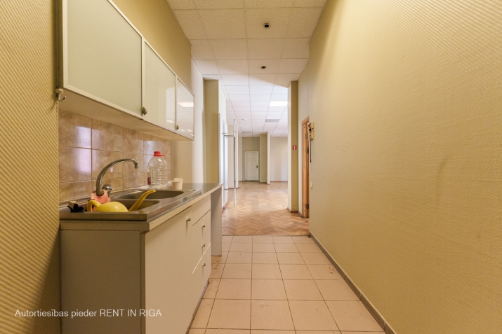 Sludinājumi. Birojs stratēģiski izdevīgā vietā.  + 3 izolētas biroju telpas; + 1 open space telpa birojam vai kā Cena: 890 EUR/mēn Foto #8