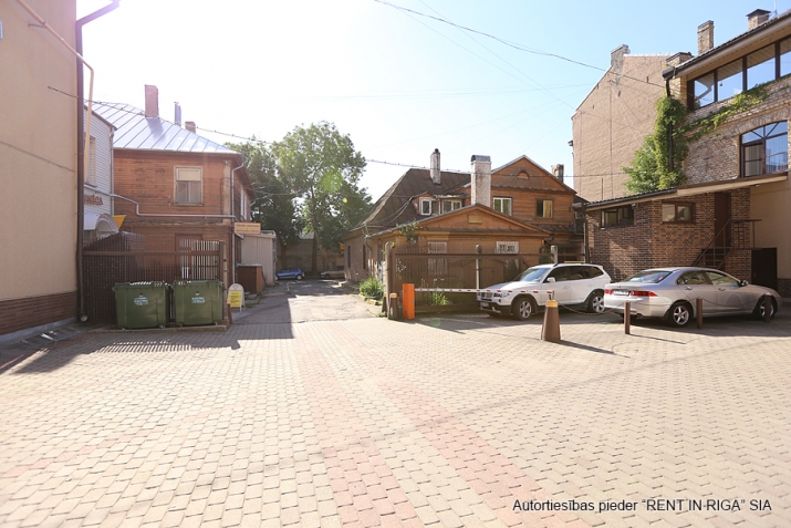 Объявление. Pārdodam atsevišķi stāvošu īpašumu Jēzusbaznīcas ielā 7a.  + Īpašums ieskauts vēsturisko koka ēku Цена: 2.8e+06 EUR Foto #3