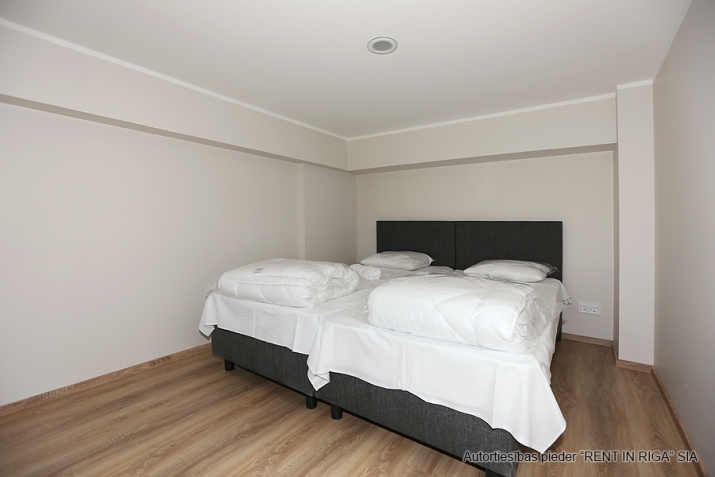 Sludinājumi. Tiek izīrēts mēbelēts studio tipa dzīvoklis divos līmeņos.   Visā ēkā un dzīvoklī veikts kapitālais Cena: 300 EUR/mēn Foto #2