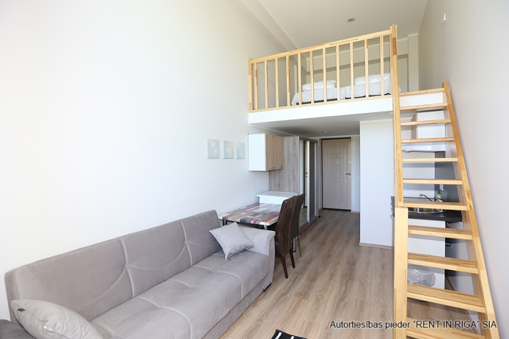 Sludinājumi. Tiek izīrēts mēbelēts studio tipa dzīvoklis divos līmeņos.   Visā ēkā un dzīvoklī veikts kapitālais Cena: 300 EUR/mēn Foto #3