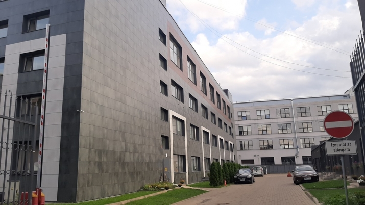 Sludinājumi. Tiek izīrēts mēbelēts studio tipa dzīvoklis divos līmeņos.   Visā ēkā un dzīvoklī veikts kapitālais Cena: 300 EUR/mēn Foto #7