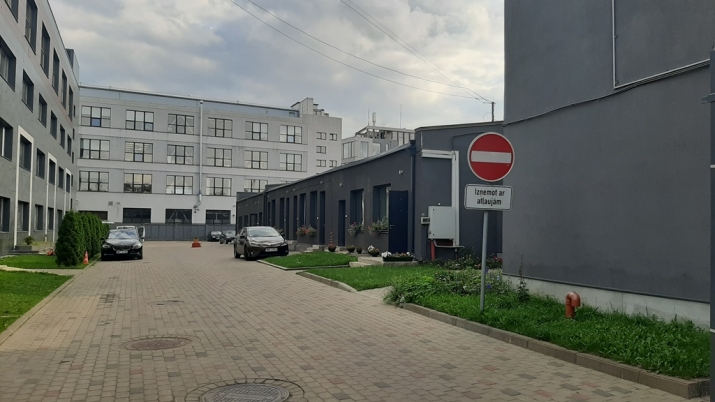 Sludinājumi. Tiek izīrēts mēbelēts studio tipa dzīvoklis divos līmeņos.   Visā ēkā un dzīvoklī veikts kapitālais Cena: 300 EUR/mēn Foto #9