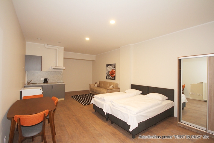 Sludinājumi. Tiek izīrēts gan ilgtermiņā, gan pa mēnešiem  -mēbelēts 1 istabas studio tipa dzīvoklis ar Cena: 280 EUR/mēn Foto #1