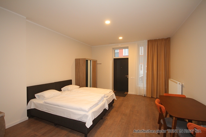 Sludinājumi. Tiek izīrēts gan ilgtermiņā, gan pa mēnešiem  -mēbelēts 1 istabas studio tipa dzīvoklis ar Cena: 280 EUR/mēn Foto #2