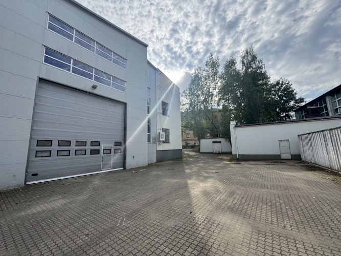 Объявление. Склад в Агентскалнсе  1-й этаж  Высота потолков ~11 м  Подъёмные ворота 4,2 x 6 м  Гладкий бетонный Цена: 1720 EUR/мес. Foto #1