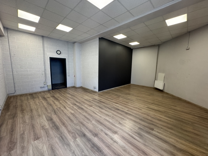 Объявление. Склад в Агентскалнсе  1-й этаж  Высота потолков ~11 м  Подъёмные ворота 4,2 x 6 м  Гладкий бетонный Цена: 1720 EUR/мес. Foto #6