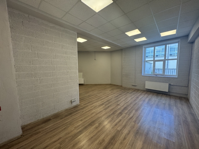 Объявление. Склад в Агентскалнсе  1-й этаж  Высота потолков ~11 м  Подъёмные ворота 4,2 x 6 м  Гладкий бетонный Цена: 1720 EUR/мес. Foto #8