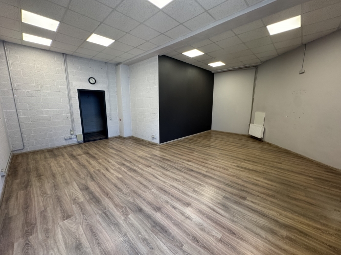 Объявление. Склад в Агентскалнсе  1-й этаж  Высота потолков ~11 м  Подъёмные ворота 4,2 x 6 м  Гладкий бетонный Цена: 1720 EUR/мес. Foto #9