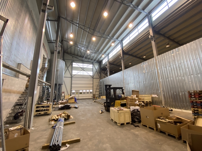 Объявление. Склад в Агентскалнсе  1-й этаж  Высота потолков ~11 м  Подъёмные ворота 4,2 x 6 м  Гладкий бетонный Цена: 1720 EUR/мес. Foto #2