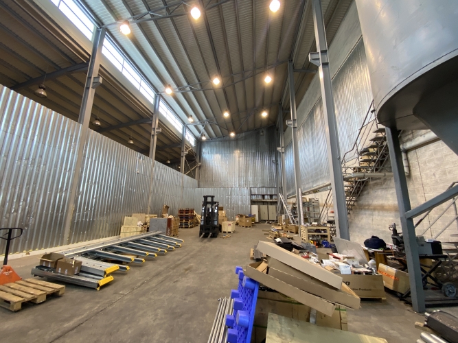 Объявление. Склад в Агентскалнсе  1-й этаж  Высота потолков ~11 м  Подъёмные ворота 4,2 x 6 м  Гладкий бетонный Цена: 1720 EUR/мес. Foto #3