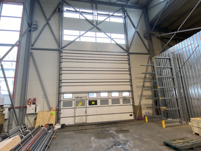 Объявление. Склад в Агентскалнсе  1-й этаж  Высота потолков ~11 м  Подъёмные ворота 4,2 x 6 м  Гладкий бетонный Цена: 1720 EUR/мес. Foto #5