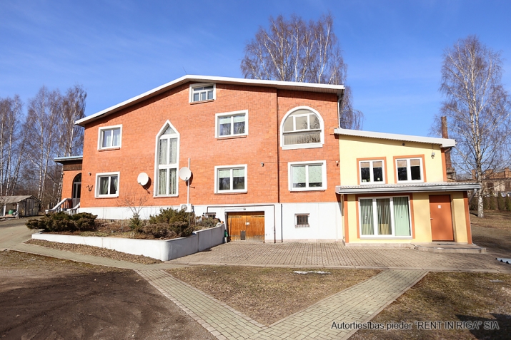 Sludinājumi. Tiek pārdots īpašums - zemes gabals 6398 m2 platībā, uz kura izvietotas 2 savstarpēji savienotas Cena: 435000 EUR Foto #1