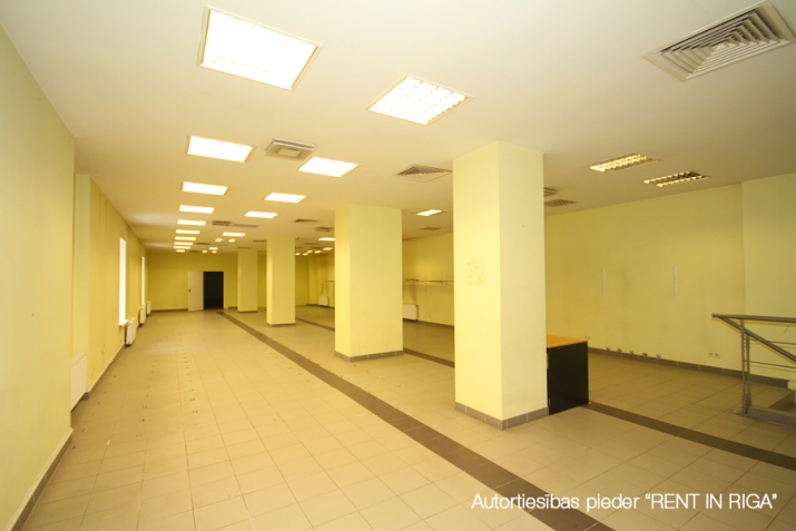 Sludinājumi. Tirdzniecības telpas ar privātu ieeju no Matīsa ielas.  + Ēkas 2. stāvs, bez lifta. + individuāla Cena: 1220 EUR/mēn Foto #2