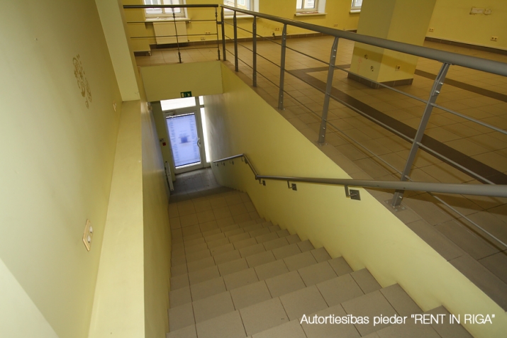 Sludinājumi. Tirdzniecības telpas ar privātu ieeju no Matīsa ielas.  + Ēkas 2. stāvs, bez lifta. + individuāla Cena: 1220 EUR/mēn Foto #6