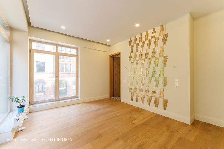 Sludinājumi. Biroju telpas 2.stāva, jaunā ēkā pilsētas centrā, starp Tērbatas un Brīvības ielam. Kluba tipa Cena: 1300 EUR/mēn Foto #3