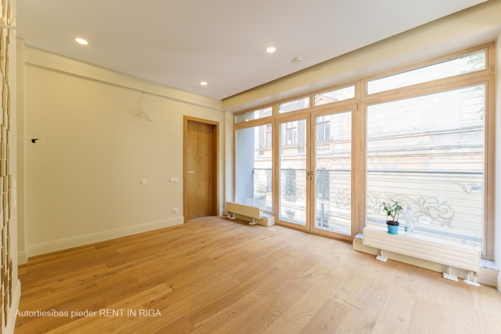 Sludinājumi. Biroju telpas 2.stāva, jaunā ēkā pilsētas centrā, starp Tērbatas un Brīvības ielam. Kluba tipa Cena: 1300 EUR/mēn Foto #5