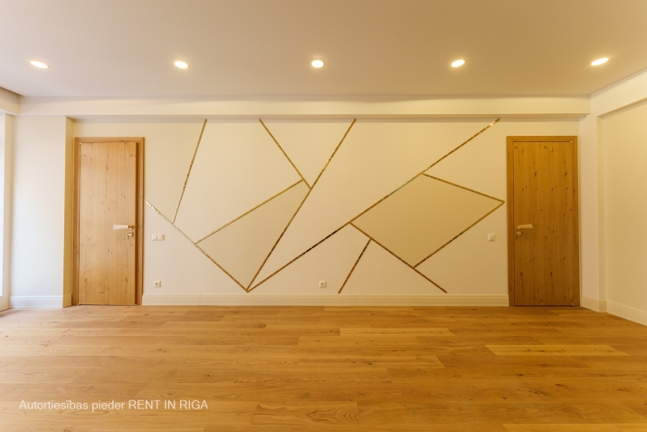 Sludinājumi. Biroju telpas 2.stāva, jaunā ēkā pilsētas centrā, starp Tērbatas un Brīvības ielam. Kluba tipa Cena: 1300 EUR/mēn Foto #2