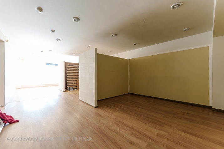 Sludinājumi. Tirdzniecības telpas pie Dienvidu tilta.  Apsaimniekošana un NĪN kopā 1 EUR/m2. Gāzes apkure Cena: 900 EUR/mēn Foto #5