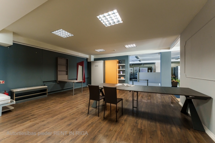 Sludinājumi. Tirdzniecības telpas pie Dienvidu tilta.  Apsaimniekošana un NĪN kopā 1 EUR/m2. Gāzes apkure Cena: 900 EUR/mēn Foto #1