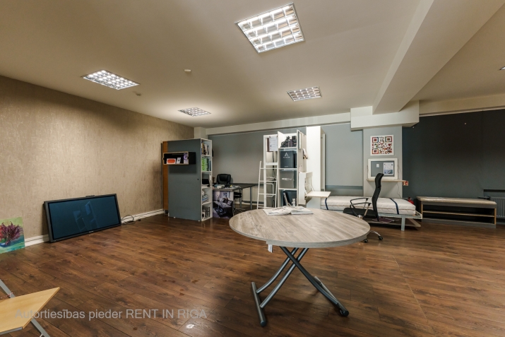 Sludinājumi. Tirdzniecības telpas pie Dienvidu tilta.  Apsaimniekošana un NĪN kopā 1 EUR/m2. Gāzes apkure Cena: 900 EUR/mēn Foto #4