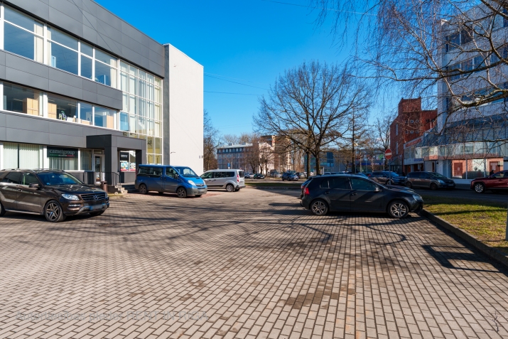 Sludinājumi. Iznomātājs ir gatavs ilgtermiņa nomniekam šo ēku renovēt un pielāgot B klases birojam.  Atsevišķi Cena: 11359 EUR/mēn Foto #5