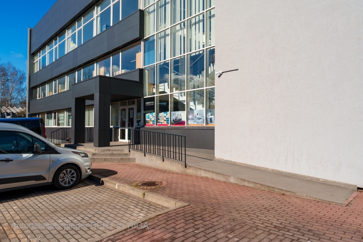 Sludinājumi. Iznomātājs ir gatavs ilgtermiņa nomniekam šo ēku renovēt un pielāgot B klases birojam.  Atsevišķi Cena: 11359 EUR/mēn Foto #4