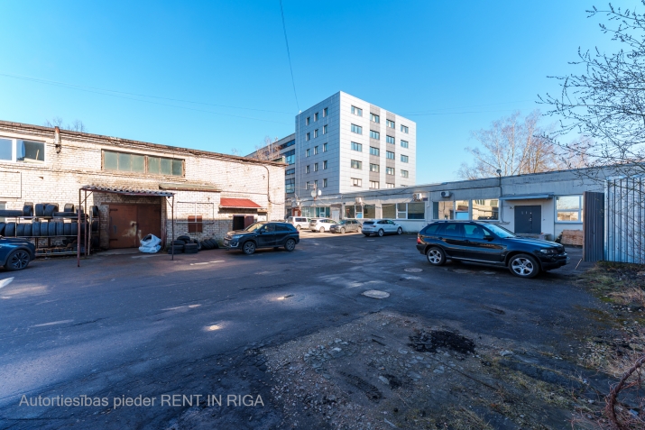 Sludinājumi. Iznomātājs ir gatavs ilgtermiņa nomniekam šo ēku renovēt un pielāgot B klases birojam.  Atsevišķi Cena: 11359 EUR/mēn Foto #8