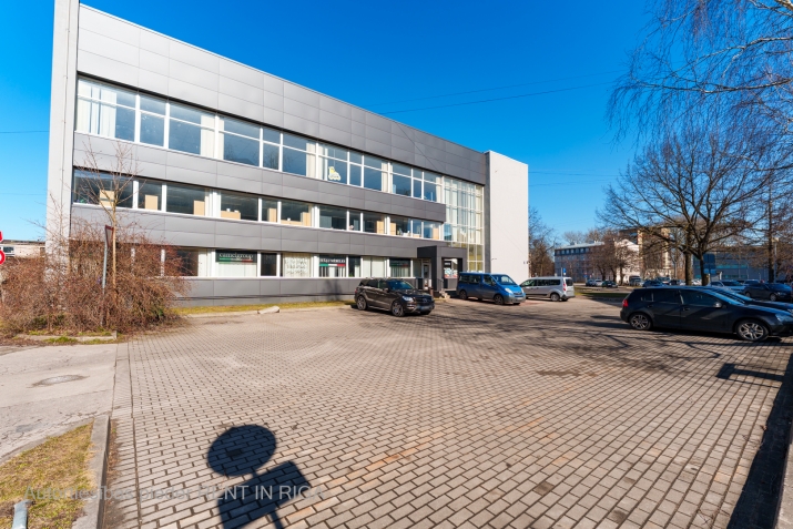 Sludinājumi. Iznomātājs ir gatavs ilgtermiņa nomniekam šo ēku renovēt un pielāgot B klases birojam.  Atsevišķi Cena: 11359 EUR/mēn Foto #2